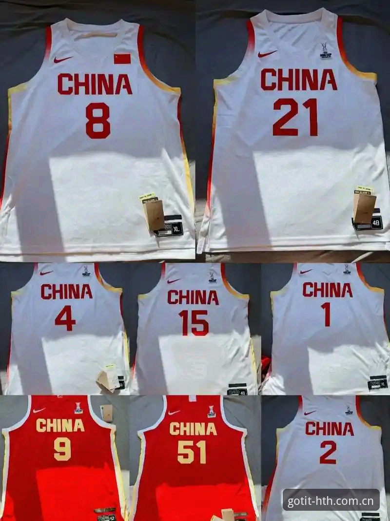 四名球员，四件撕裂的球衣，全部来自同一品牌——如果你恰好通过华体会中国区官网赛事收藏夹反复回看了这些片段，你会发现一个耐人寻味的细节：拉拽动作并不比往届更粗暴，但布料离开身体的方式却格外干脆。